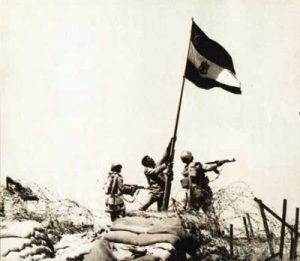 الجنود يرفعون العلم وراية الانتصار في حرب أكتوبر