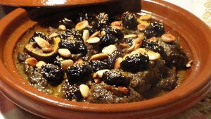 طاجين مغربي باللحم والبرقوق | اللحم بالبرقوق على الطريقة المغربية