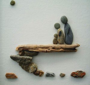 رسم أسرة بالحجارة