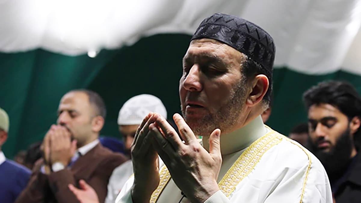 سبحان من بكت لخشية العيون محمد جبريل