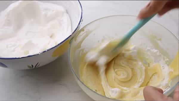طريقة عمل الكيكة الاسفنجية للتورتة 3 بيضات | بالصور | آية حبيب