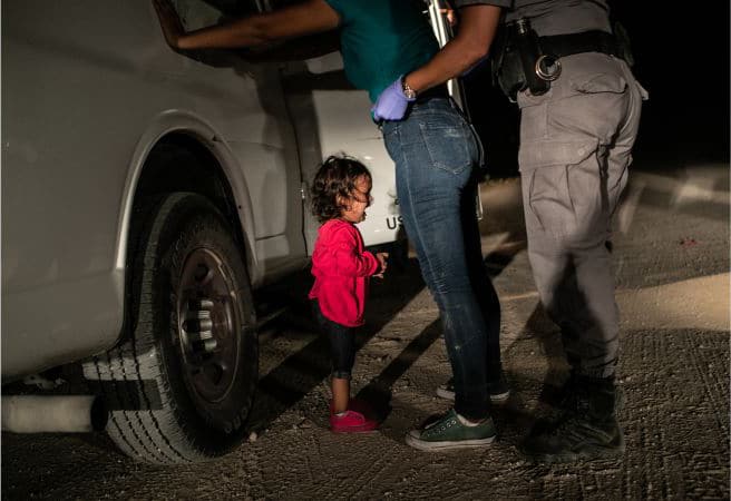 صورة فتاة تبكي عند الحدود(Crying Girl on the Border)"،