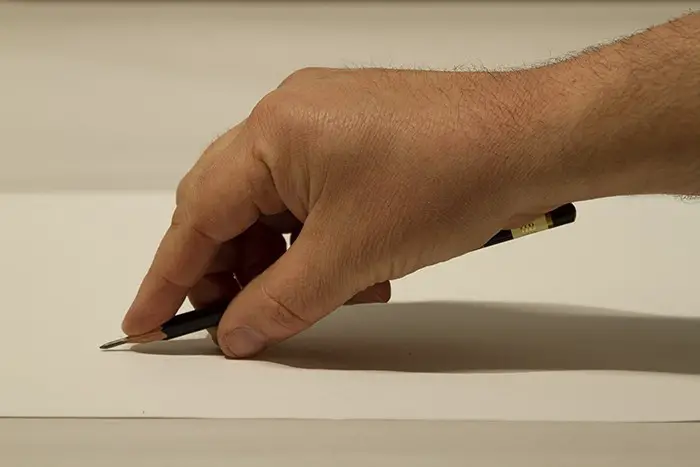 (The Overhand Grip) مسكة من فوق القلم